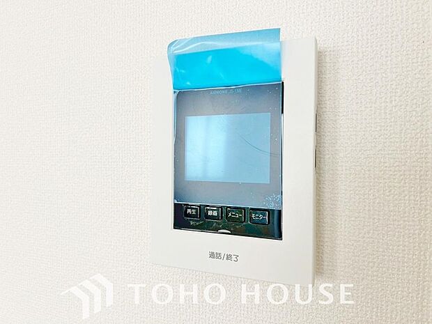 誰が来てもわかる様にモニター付きインターホンを設置。家事導線を考慮した個所に設置し、防犯性と利便性に優れ快適と安らぎを合わせた優しい設計。