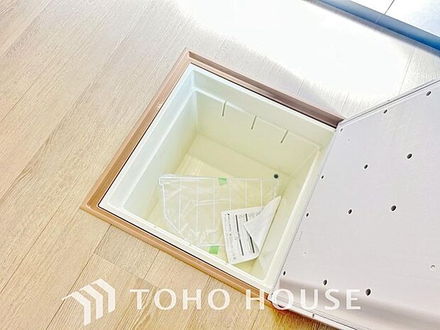 キッチン下部に設けた床下収納。缶詰のストックや非常食、梅酒や味噌などの保存食入れとして利用可です。