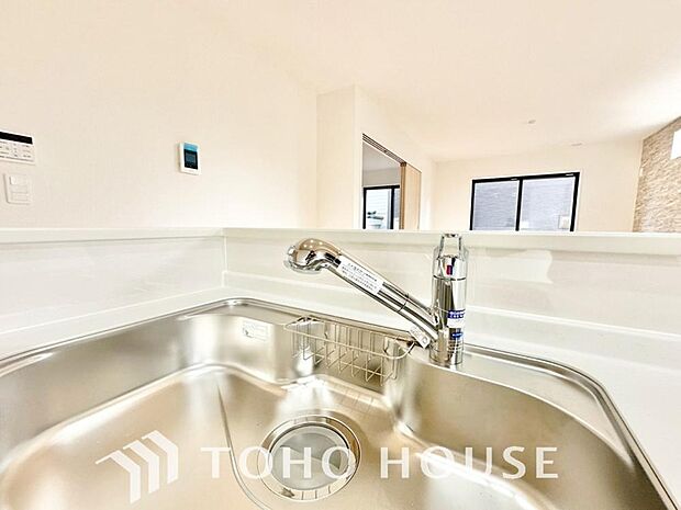 浄水器ボタンひとつで浄水と原水に切り替えられる浄水器一体型水栓を使用。