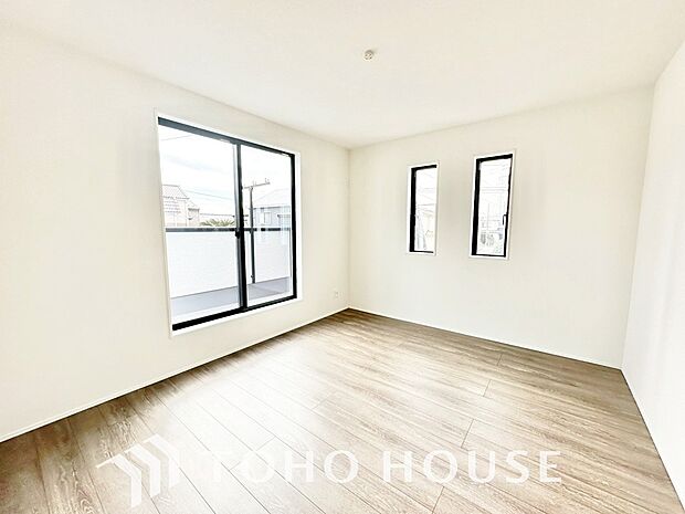 落ち着いたカラーの室内。インテリアやファブリックでお好みのテイストデザインを取り入れて頂けます。