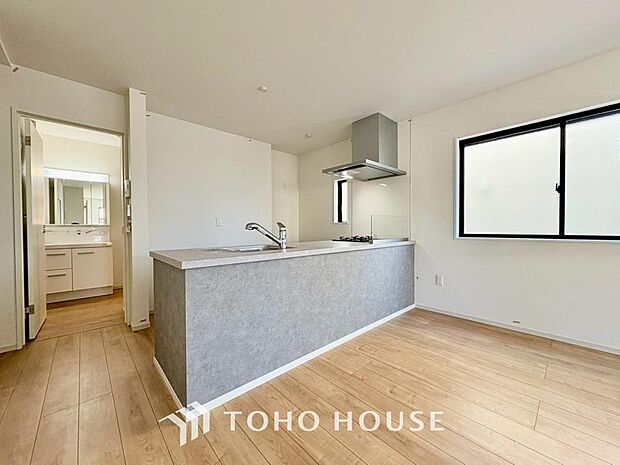 広々キッチンを採用。みんなで作った料理を召し上がりながらの会話は、どのような物になるのでしょうか。