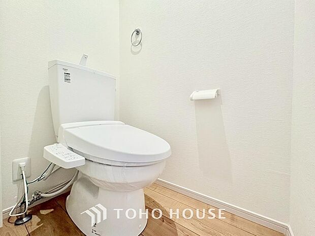 十分な広さと清潔感のあるカラーで纏まったおトイレ。時間に余裕とゆとりを持たせます。