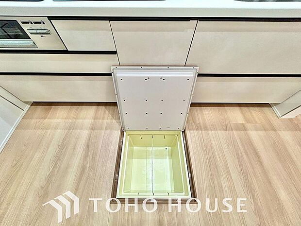 食品ストックや非常食・保存食の保管庫として活用できます。住まいの床下点検口としての役割もあります。