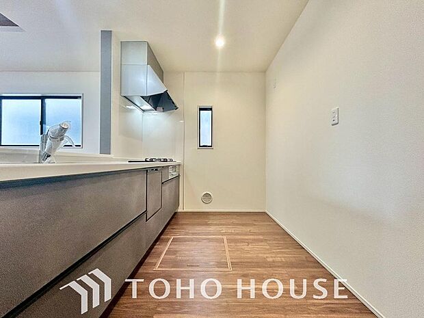 夫婦そろってキッチンに立っても調理がしやすく余裕の広さ。家事をしながら会話も弾みます。