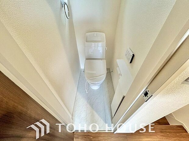 十分な広さと清潔感のあるカラーで纏まったおトイレ。時間に余裕とゆとりを持たせます。