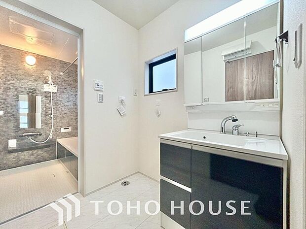 身だしなみのチェックがしやすい大きな鏡、下には収納がたっぷり。スッキリとした空間を演出いたします。