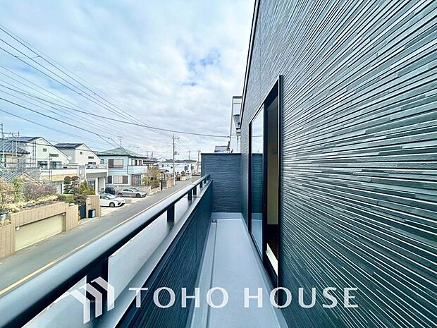 頬をなでる優しい風を感じることが出来るバルコニー。つい深呼吸をしたくなる気持ちの良い眺望です。