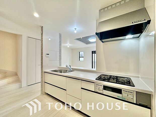 ご家族みんなで調理ができる位のスペースを実現したキッチン空間となっております。