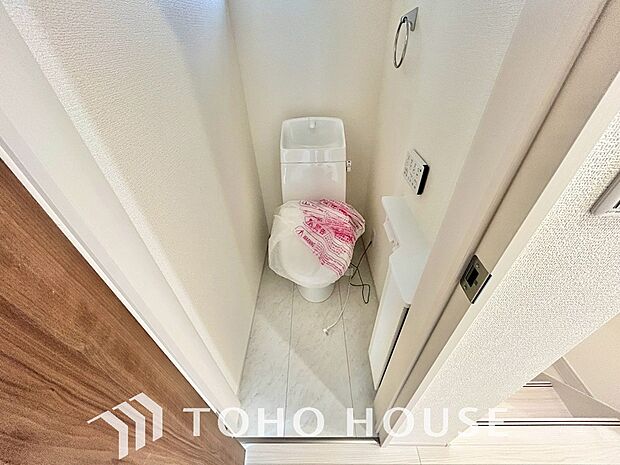 十分な広さと清潔感のあるカラーで纏まったおトイレ。時間に余裕とゆとりを持たせます。