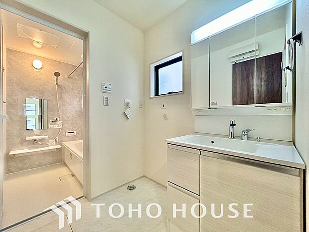 身だしなみのチェックがしやすい大きな鏡、下には収納がたっぷり。スッキリとした空間を演出いたします。