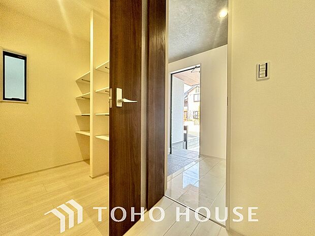 忙しい共働き世帯など、食品の買い置きや日用品のストックに大変便利なパントリー収納が備わってます。