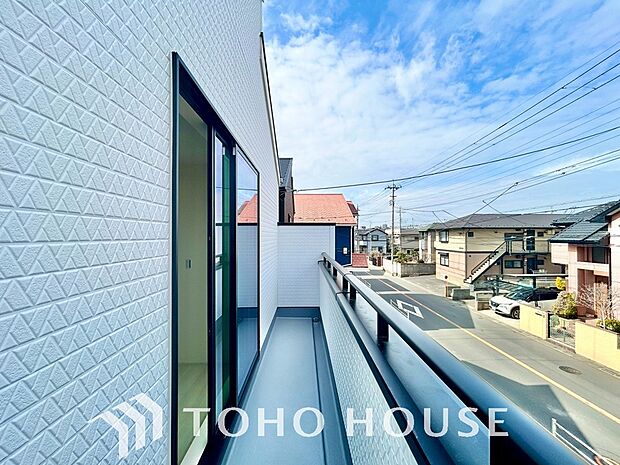 頬をなでる優しい風を感じることが出来るバルコニー。つい深呼吸をしたくなる気持ちの良い眺望です。