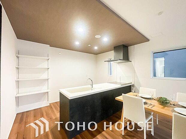 キッチンの収納は、デッドスペースになりやすい箇所を有効活用できる、スライド式収納を採用しました。