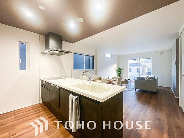 広々キッチンを採用。みんなで作った料理を召し上がりながらの会話は、どのような物になるのでしょうか。