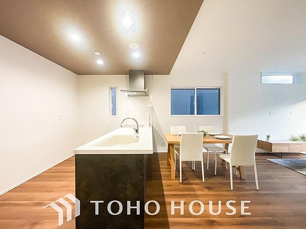 お料理の上手な方が、独壇場でお料理の腕を披露するスタイルに向いているキッチンです。