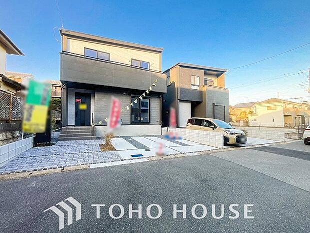 街並みの風景に包み込まれながら、瀟洒な印象も湛えて佇みます。