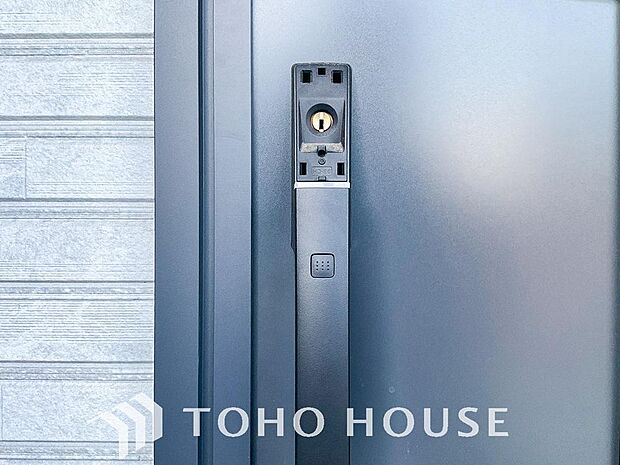 ICチップを用いたカードキー等で玄関扉の施錠&解錠が出来る設備。最近は鍵穴の無いドアも増えてます。