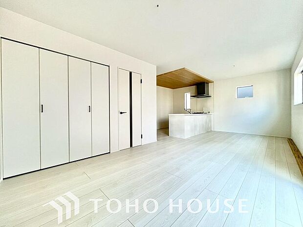 リビングも広く設け、訪れる人々を暖かく迎えてくれます。