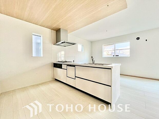 キッチンの収納は、デッドスペースになりやすい箇所を有効活用できる、スライド式収納を採用しました。