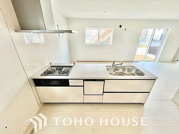 夫婦そろってキッチンに立っても調理がしやすく余裕の広さ。家事をしながら会話も弾みます。