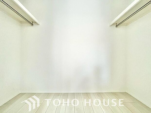 大容量のウォークインクローゼット。大きさ&広さの感覚が画像では伝わりづらいので是非現地をご覧下さい。