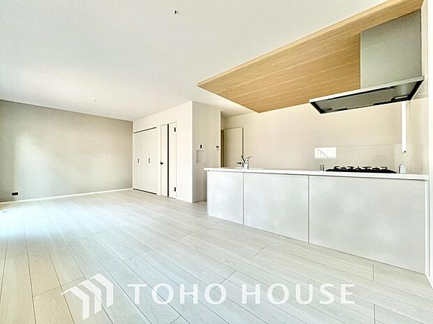 光が注がれる青い空から鮮やかに赤色にゆっくりと染まる。そんな優しい時間がここでは流れてゆく。