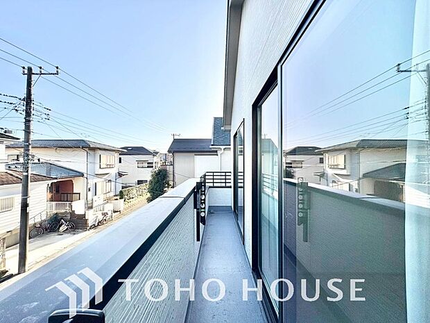 暖かい陽ざしが差込むバルコニーは、晴れた日には、洗濯物が良く乾きます。また、風通しも良好です。