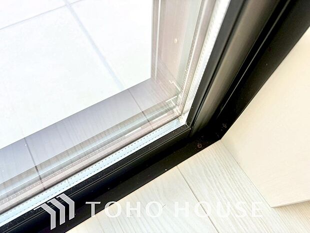 二層のガラスの間に空気層や特殊ガス層を作ることで断熱性能や結露防止効果を高めたサッシを装備してます。