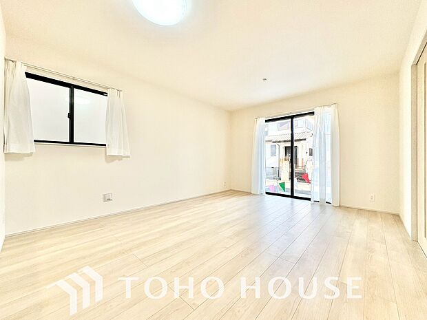 光が注がれる青い空から鮮やかに赤色にゆっくりと染まる。そんな優しい時間がここでは流れてゆく。