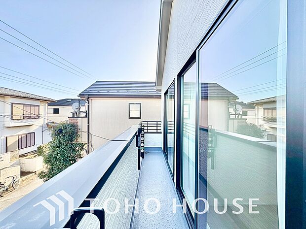 暖かい陽ざしが差込むバルコニーは、晴れた日には、洗濯物が良く乾きます。また、風通しも良好です。