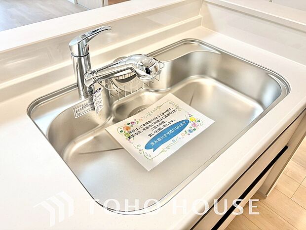 ワンタッチで浄水と原水を切り替えできる浄水器一体型水栓は水道水に含まれる有害物質を除去してくれます。