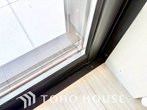 二層のガラスの間に空気層や特殊ガス層を作ることで断熱性能や結露防止効果を高めたサッシを装備してます。