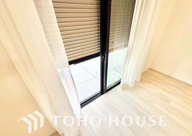 台風などの激しい雨風からお家を守るのはもちろん、空き巣対策などの防犯抑止や防音にも効果を発揮します。