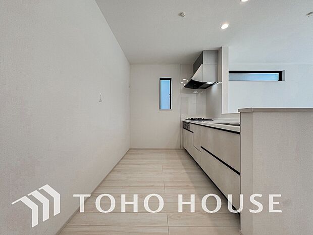 夫婦そろってキッチンに立っても調理がしやすく余裕の広さ。家事をしながら会話も弾みます。