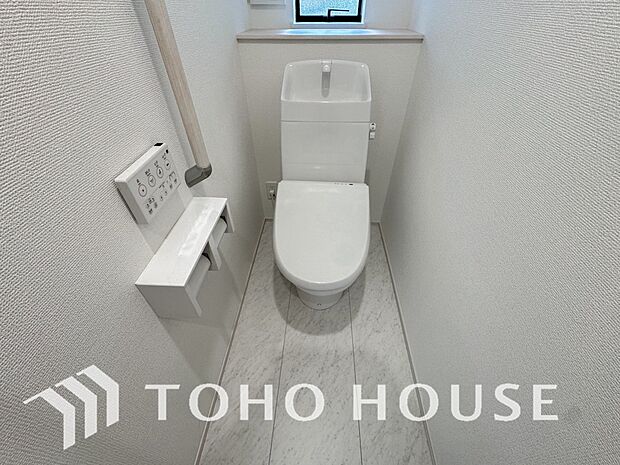 十分な広さと清潔感のあるカラーで纏まったおトイレ。時間に余裕とゆとりを持たせます。