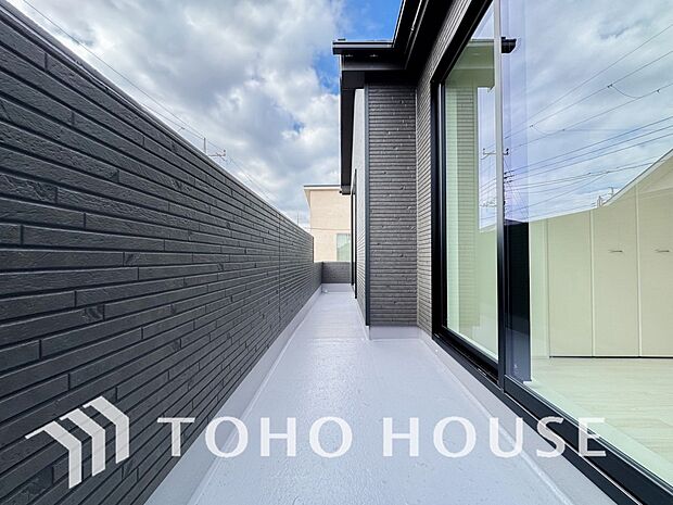 頬をなでる優しい風を感じることが出来るバルコニー。つい深呼吸をしたくなる気持ちの良い眺望です。