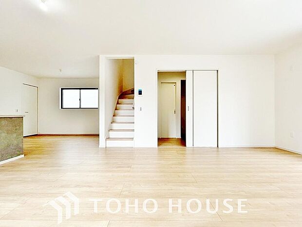 光が注がれる青い空から鮮やかに赤色にゆっくりと染まる。そんな優しい時間がここでは流れてゆく。