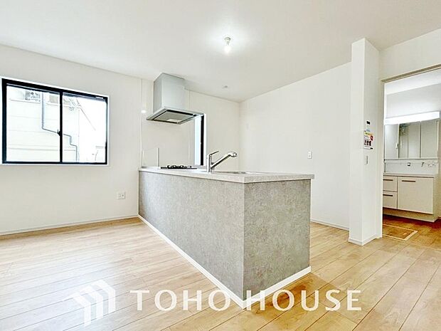 ご家族みんなで調理ができる位のスペースを実現したキッチン空間となっております。