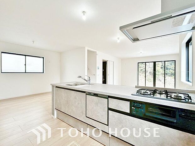 キッチンの収納は、デッドスペースになりやすい箇所を有効活用できる、スライド式収納を採用しました。