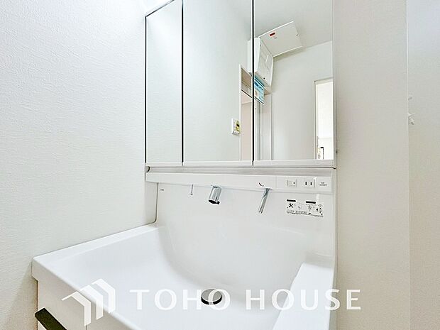 洗面台には三面鏡を採用。鏡の後ろに収納スペースを設ける事により洗面台周りもすっきりします。