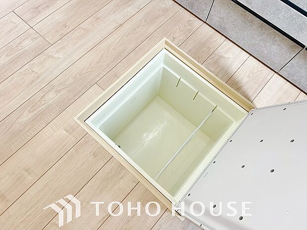 キッチン下部に設けた床下収納。缶詰のストックや非常食、梅酒や味噌などの保存食入れとして利用可です。