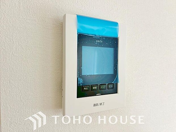 誰が来てもわかる様にモニター付きインターホンを設置。家事導線を考慮した個所に設置し、防犯性と利便性に優れ快適と安らぎを合わせた優しい設計。