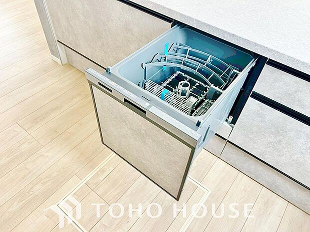 「ビルトインタイプ食器洗乾燥機」通常の手洗いでは使用出来ないほど高温のお湯や高圧水流を使うことにより汚れを効果的に落とすことができる。