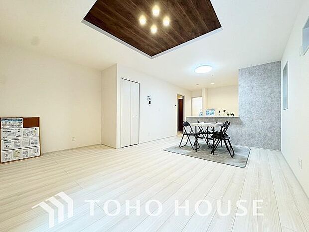 リビングも広く設け、訪れる人々を暖かく迎えてくれます。