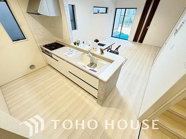 夫婦そろってキッチンに立っても調理がしやすく余裕の広さ。家事をしながら会話も弾みます。