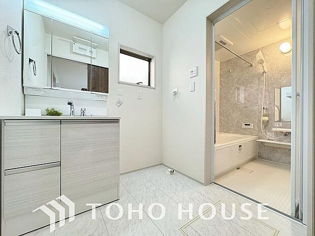 手で洗いたい大切な服など、広く使えると助かる洗面台は汚れの付きにくい形状と素材で造られております。