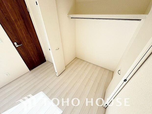 居室にはクローゼットを完備し、自由度の高い家具の配置が叶うシンプルな空間です。