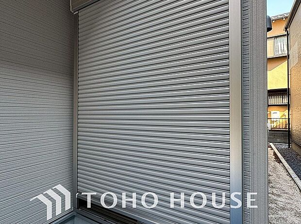 「シャッター」戸建にも防犯機能のシャッターを完備しております。女性のチカラでも開閉が可能ですのでラクラクな所も便利です。