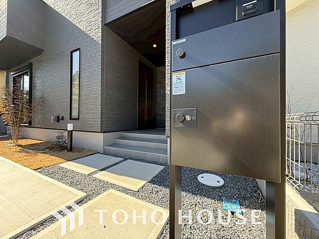 夫婦共働きで家にいる時間が短い、ネット注文の多い方には何かと便利な宅配ボックスを設置しております。