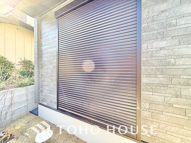 戸建にも防犯機能のシャッターを完備しております。寒い冬でも中から開閉がラクラクな所も便利です。